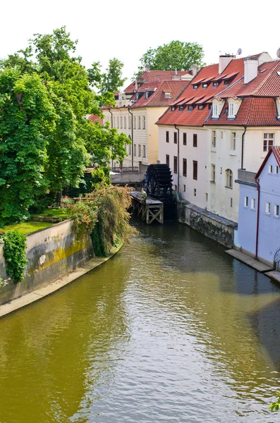 Water molen op de Moldau in Praag, Tsjechië — Stockfoto