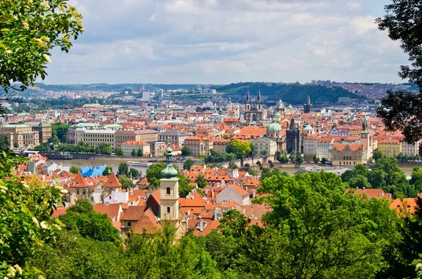 Praga em moldura natural feita de folhas, República Checa — Fotografia de Stock