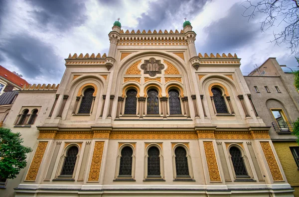 Altes Mietshaus mit dramatischem Himmel in Prag - Tschechische Republik — Stockfoto