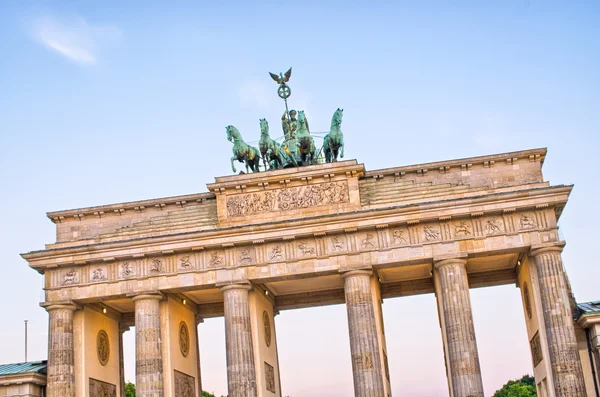 Standbeeld op de Brandenburger Tor, Berlijn, Duitsland — Stockfoto