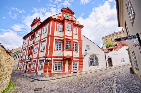 Bellissimo vecchio edificio all'incrocio a Praga, Repubblica Ceca — Foto Stock
