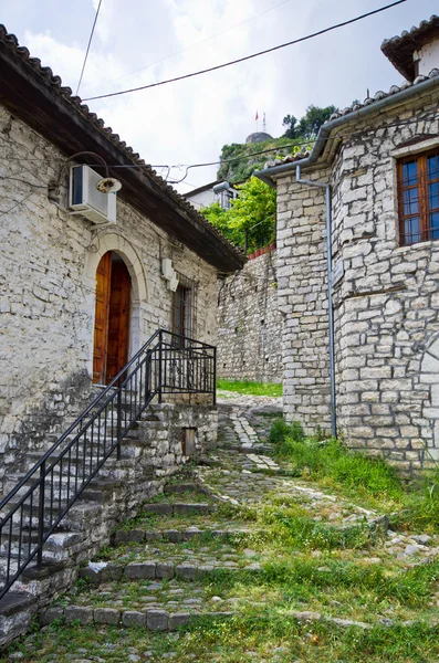 Old courtyard in Berat, Albania — Stock Photo, Image