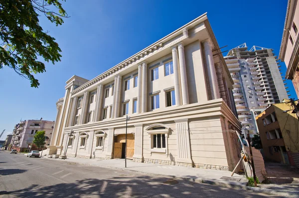 Здание Белого университета в Дурресе — стоковое фото
