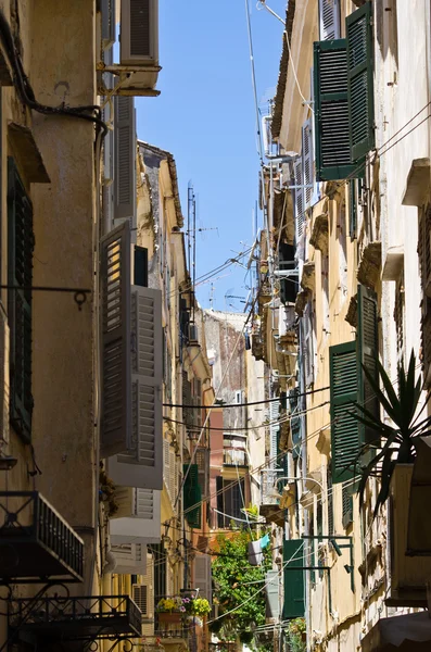 Calle estrecha en la ciudad mediterránea - Corfú, Grecia —  Fotos de Stock