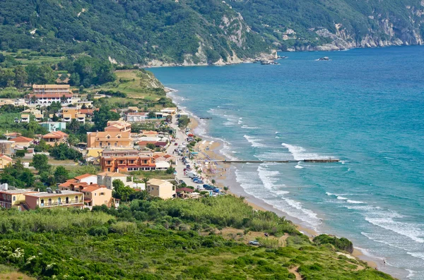 Bahía típica con pequeño pueblo Arillas - Corfú, Grecia —  Fotos de Stock