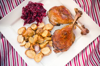 Ördek confit beetroots ve Kudüs enginar patates kızartması ile