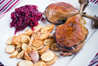 Ördek confit beetroots ve Kudüs enginar patates kızartması ile