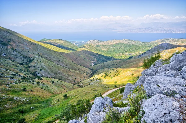 Landsacpe da montanha, ilha de Corfu, Grécia — Fotografia de Stock