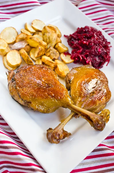 Duck confit with beetroots and jerusalem artichokes fries — Stock Photo, Image
