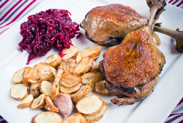 Duck confit with beetroots and jerusalem artichokes fries — Stock Photo, Image