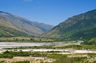 Nehir, Arnavutluk ile manzara