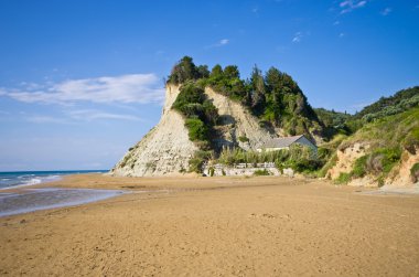 Plaj ve dik kayalıklardan yakınındaki Agios Stefanos, Corfu Island, Yunanistan