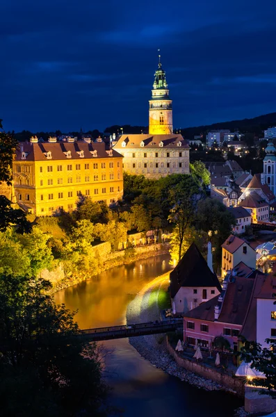 Cesky Krumlov gece sahnede kale ve nehir — Stok fotoğraf