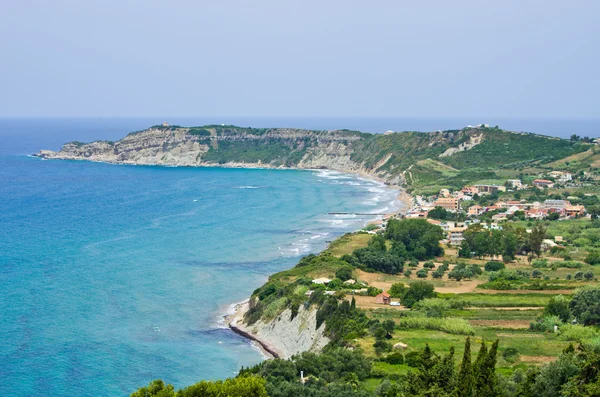 Bahía típica con pequeño pueblo Arillas - Corfú, Grecia —  Fotos de Stock