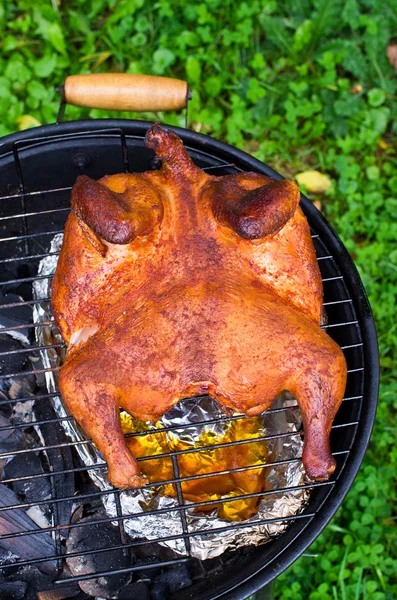 Poulet entier sur le barbecue — Photo