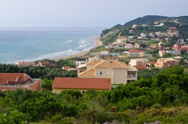 Agios Stefanos kasaba Corfu adasında güzel Bay