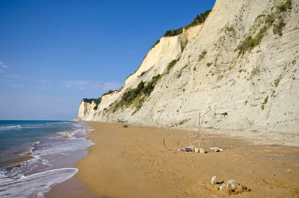 Beach and steep cliffs near Agios Stefanos, Corfu island, Greece — Stock Photo, Image