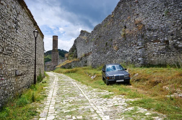 Coche típico en el patio antiguo en Albania, Berat — Foto de Stock