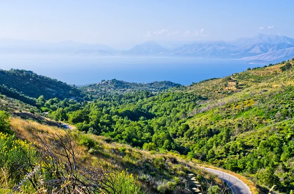 Landsacpe de la montaña, isla de Corfú, Grecia — Foto de Stock