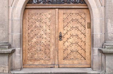 Duvardaki eski ahşap kapı.