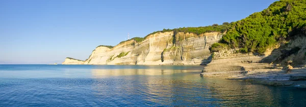 Kliffen in de buurt van Perloulades dorp op het eiland Corfu, Geece — Stockfoto