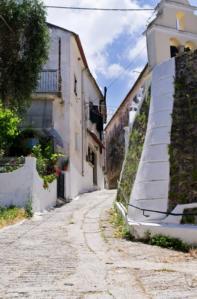 Calle estrecha en el pueblo - Valanio, Corfú, Grecia —  Fotos de Stock
