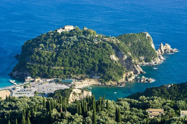 Montanha com mosteiro velho perto de Paleokastritsa - Corfu, Grécia — Fotografia de Stock