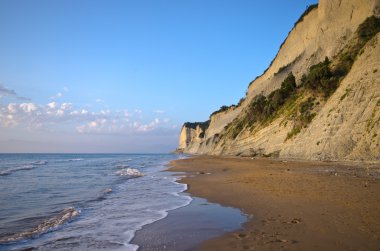Plaj ve dik kayalıklardan yakınındaki Agios Stefanos, Corfu Island, Yunanistan