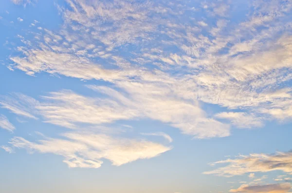 Céu azul com nuvens — Fotografia de Stock