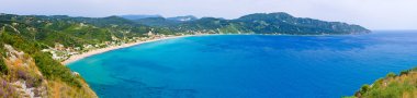 Lagün ve yüksek kayalıklarla yakınındaki Agios Georgios, Corfu, Yunanistan
