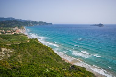 Küçük kasaba Arillas - Korfu, Yunanistan ile tipik defne