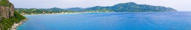 Lagün ve yüksek kayalıklarla yakınındaki Agios Georgios, Corfu, Yunanistan