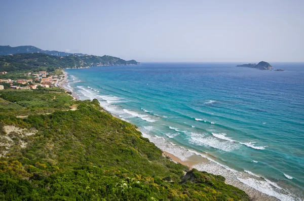 Bahía típica con pequeño pueblo Arillas - Corfú, Grecia —  Fotos de Stock