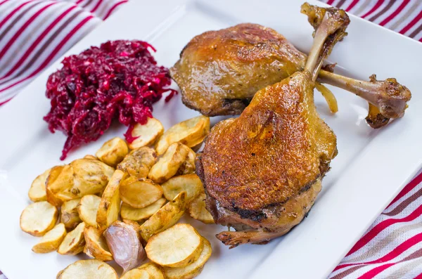 Duck confit with beetroots and jerusalem artichokes fries — Stock Photo, Image