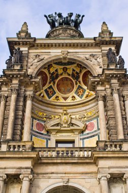 Opera binasında - Dresden, Almanya savaş arabası