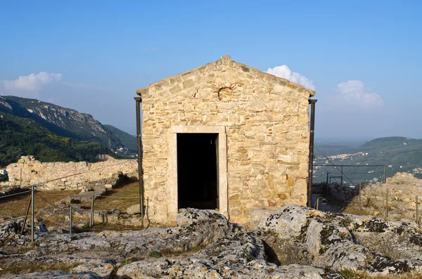 Oude kapel op Angelokastro kasteel - Corfu, Griekenland — Stockfoto