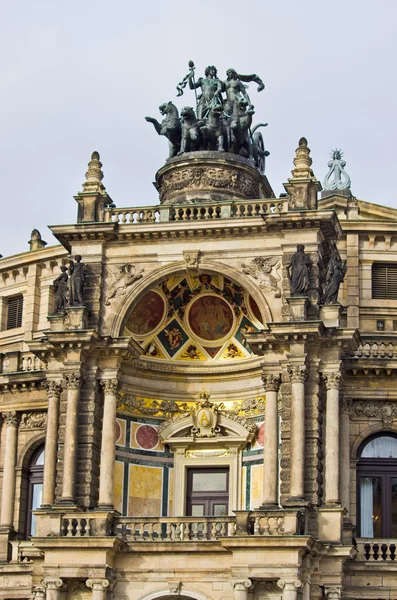 Carruagem no edifício da ópera - Dresden, Alemanha — Fotografia de Stock