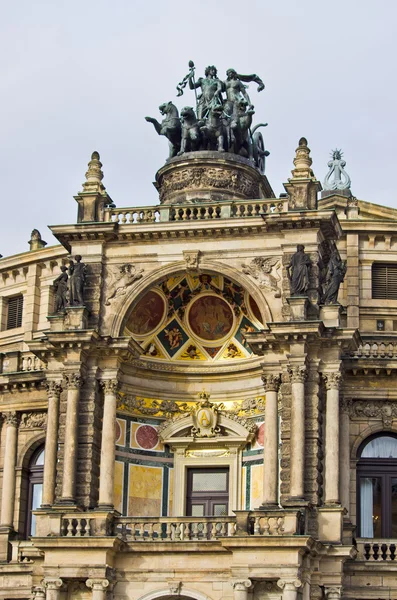 Opera binasında - Dresden, Almanya savaş arabası