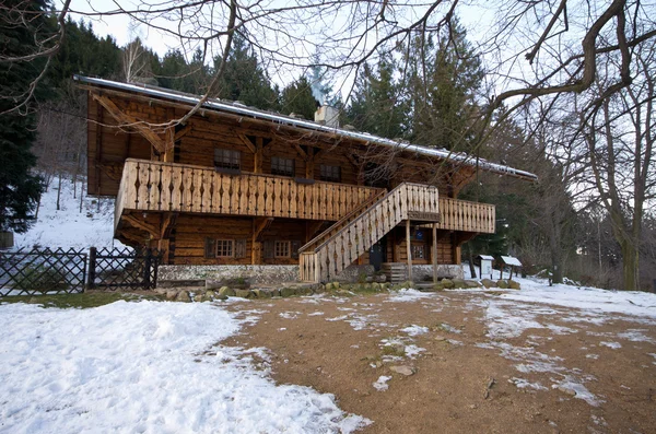 Refugio Szwajcarka en las montañas Rudawy Janowickie, Polonia — Foto de Stock