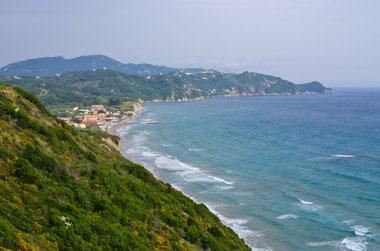 Küçük kasaba Arillas - Korfu, Yunanistan ile tipik defne