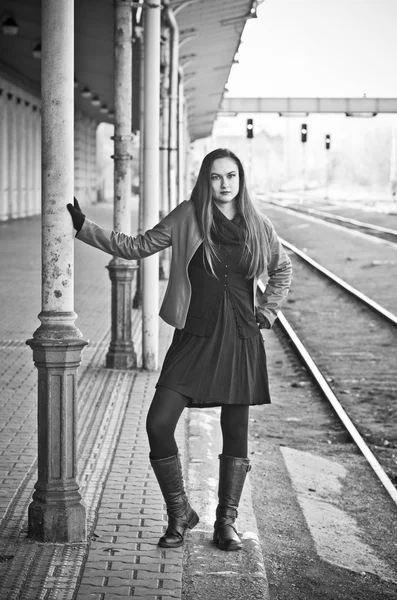 Woman waiting for train on old rail station — Stock Photo, Image