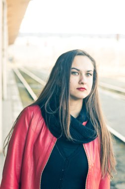 Eski tren istasyonundan trene için bekleyen kadın