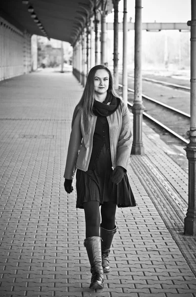 Frau wartet am alten Bahnhof auf Zug — Stockfoto