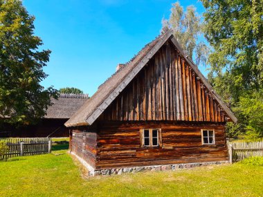 Taşra cazibesi uyandıran sazdan yapılmış güzel bir kır evi keşfet. Seyahat, tarih veya yaşam tarzı temaları için mükemmel huzurlu bir kırsal alan.