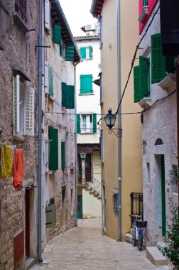 Tuhaf bir Avrupa geçidini keşfetmek. Taş evleri, canlı panjurları ve klasik cazibeyi keşfedin. Seyahat blogları, tarihi içerik ve Avrupa yaşam tarzı için mükemmel.