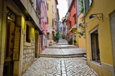Hırvatistan 'ın Rovinj kentindeki bu renkli Avrupa caddesinde dolaşın. Büyüleyici kasaba güzel bir seyahat yeri sunuyor. Turizm ve kültür için mükemmel..