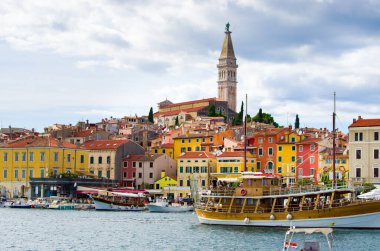 Rovinj 'i keşfedin! Renkli binaları, tarihi kilisesi ve kıyı manzarası büyüleyici bir Akdeniz atmosferi yaratıyor. Seyahat ve turizm kampanyaları için mükemmel..