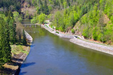 Bu tarihi hidroelektrik santrali ile sürdürülebilir gücün özünü yakalayın yemyeşil bir araziye yerleşmiş. Güç, tarih ve temiz enerji potansiyelini çağrıştırıyor.