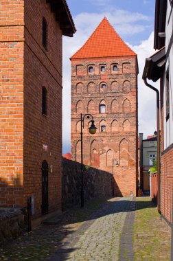 Bu büyüleyici Avrupa sahnesiyle zamanda geri git. Çamurlu sokaklar ihtişamlı tuğla bir kuleye çıkıyor, tarihi ve gezgin şehvetini çağrıştırıyor. Seyahat, kültür ve mimari temalar için mükemmel.