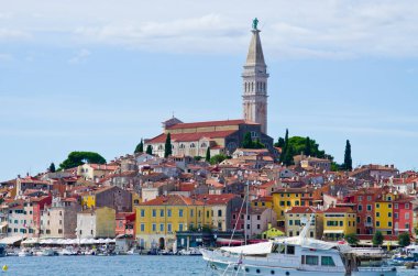 Rovinj 'i keşfedin! Renkli binaları, tarihi kilisesi ve kıyı manzarası büyüleyici bir Akdeniz atmosferi yaratıyor. Seyahat ve turizm kampanyaları için mükemmel..